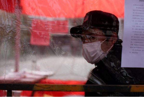 رجل يرتدي كمامة في شنغهاي بالصين. تصوير: آلي سونغ - رويترز.